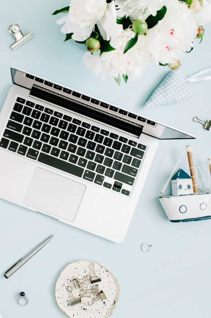 Travel blog inferred with a boat and a computer on a blue background  